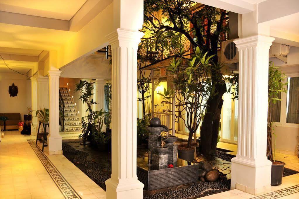 La Nostalgie Boutique Guest House Bandung Exterior photo