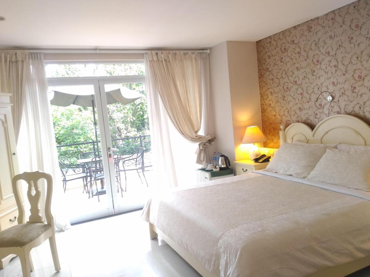 La Nostalgie Boutique Guest House Bandung Exterior photo