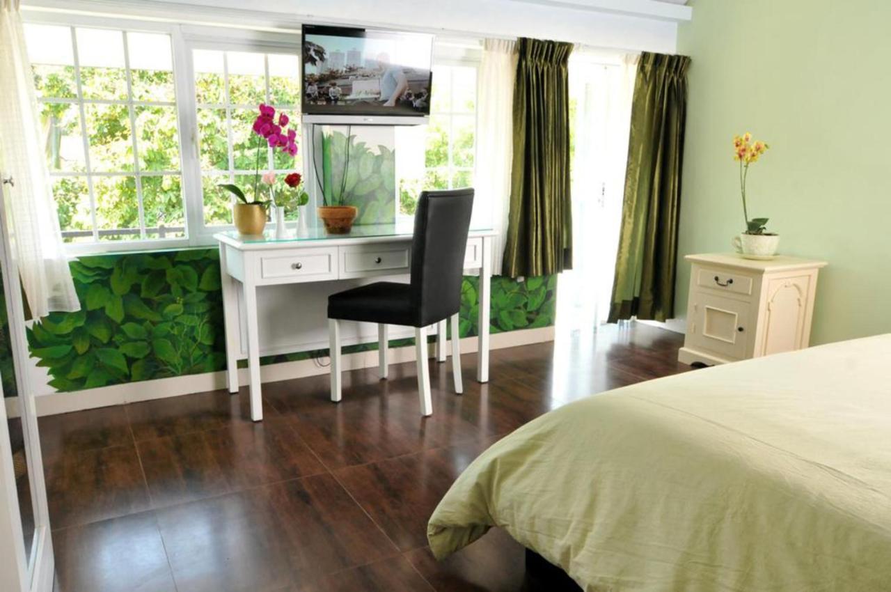 La Nostalgie Boutique Guest House Bandung Exterior photo