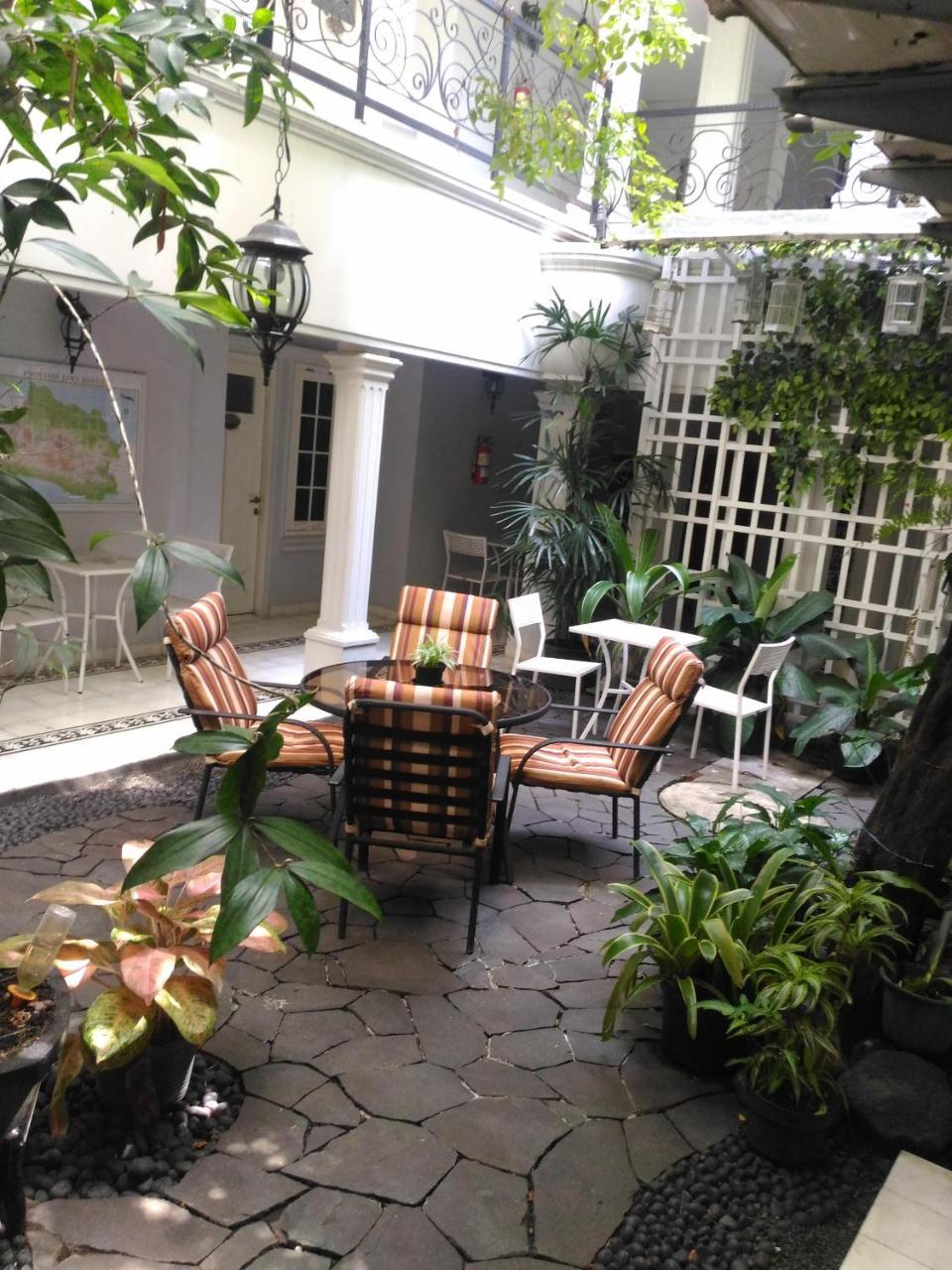 La Nostalgie Boutique Guest House Bandung Exterior photo